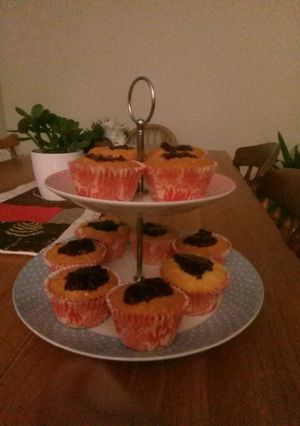 A picture of Compote surprise cupcakes.