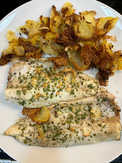 Una foto de Lubina con patatas y cebolla en Airfryer Cosori