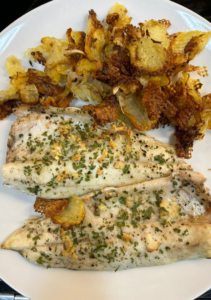 Una foto de Lubina con patatas y cebolla en Airfryer Cosori
