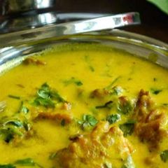 A picture of Kadhi pakora.