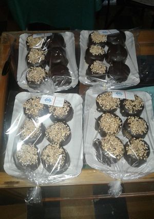 Una foto de Alfajores caseros de chocolate