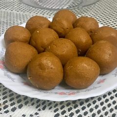 A picture of Besan ke laddu.