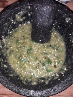 Una foto de Salsa verde en molcajete