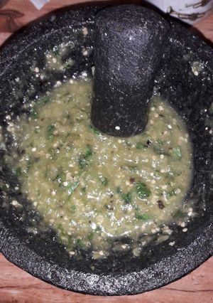 Una foto de Salsa verde en molcajete