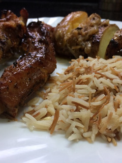 Una foto de Costillar al horno con papas baby