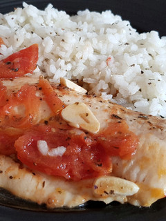 Una foto de Filete de Merluza en Salsa de Tomate, Ajo y Albahaca