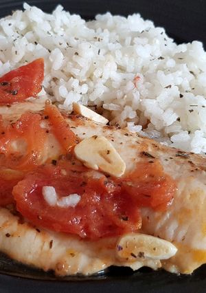 Una foto de Filete de Merluza en Salsa de Tomate, Ajo y Albahaca