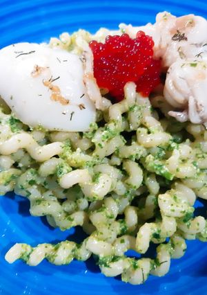 Una foto de Cables teléfono con sepias y pesto de perejil