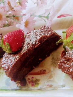 Csokoládékrémes tekercs, eperrel díszítve 🍫🍓🍫🍓 recept fotója
