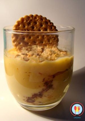 Una foto de Flan con galletas