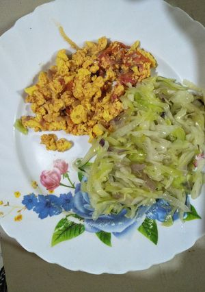 A picture of Fried cabbage with eggs.