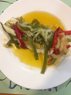 Una foto de Lomo de bacalao desalado en piperrada