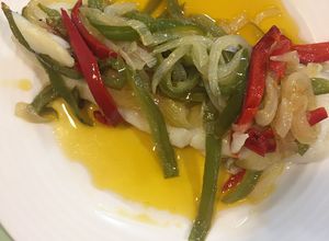 Una foto de Lomo de bacalao desalado en piperrada