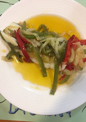 Una foto de Lomo de bacalao desalado en piperrada