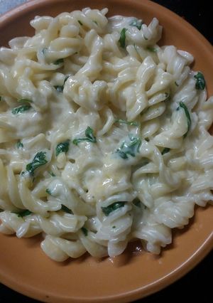 A picture of White sauce pasta.