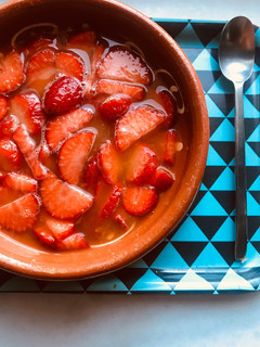 Una foto de Macedonia de fresas en zumo de naranja, con sal y sin azúcar. Fuerza contra el virus!!