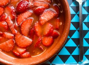 Foto principal de Macedonia de fresas en zumo de naranja, con sal y sin azúcar. Fuerza contra el virus!!