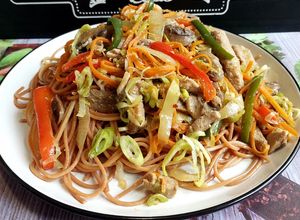 Kínai csípős karajcsíkok zöldségekkel recept fotója