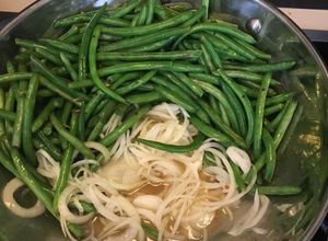 Una foto de “Green Beans” Habichuelas Tiernas, Encebolladas
