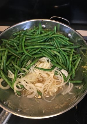 Una foto de “Green Beans” Habichuelas Tiernas, Encebolladas