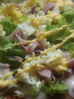 Una foto de Pizza a la sartén con cubierta de lechuga jamón y huevo🍕🍕🍳