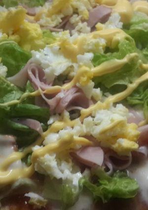 Una foto de Pizza a la sartén con cubierta de lechuga jamón y huevo🍕🍕🍳