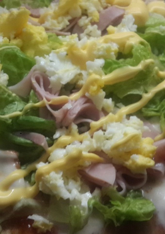 Una foto de Pizza a la sartén con cubierta de lechuga jamón y huevo🍕🍕🍳