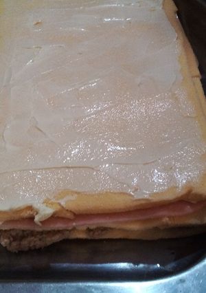 Una foto de Pionono o torta salada de atún jamón y queso