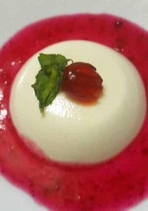 A picture of Eggless Strawberry Panna cotta.