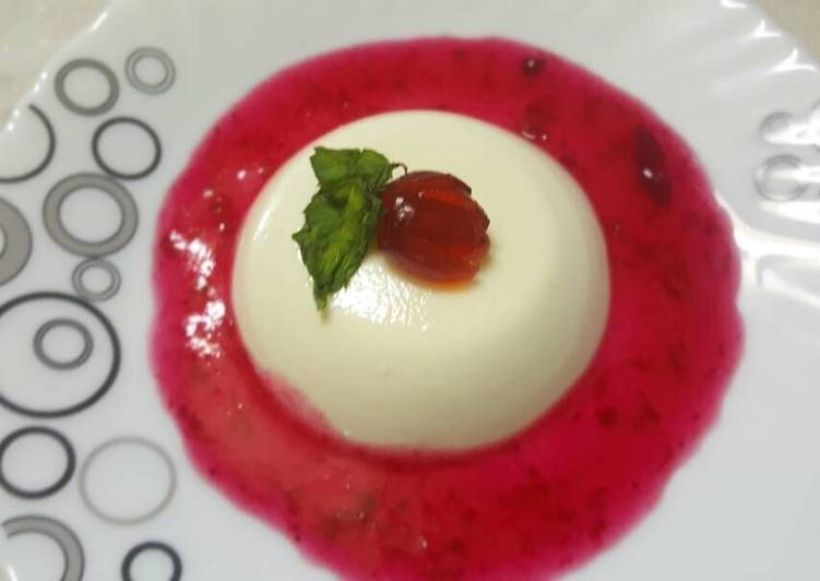 Eggless Strawberry Panna cotta