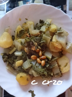 Una foto de Acelgas con cacahuetes y pasas