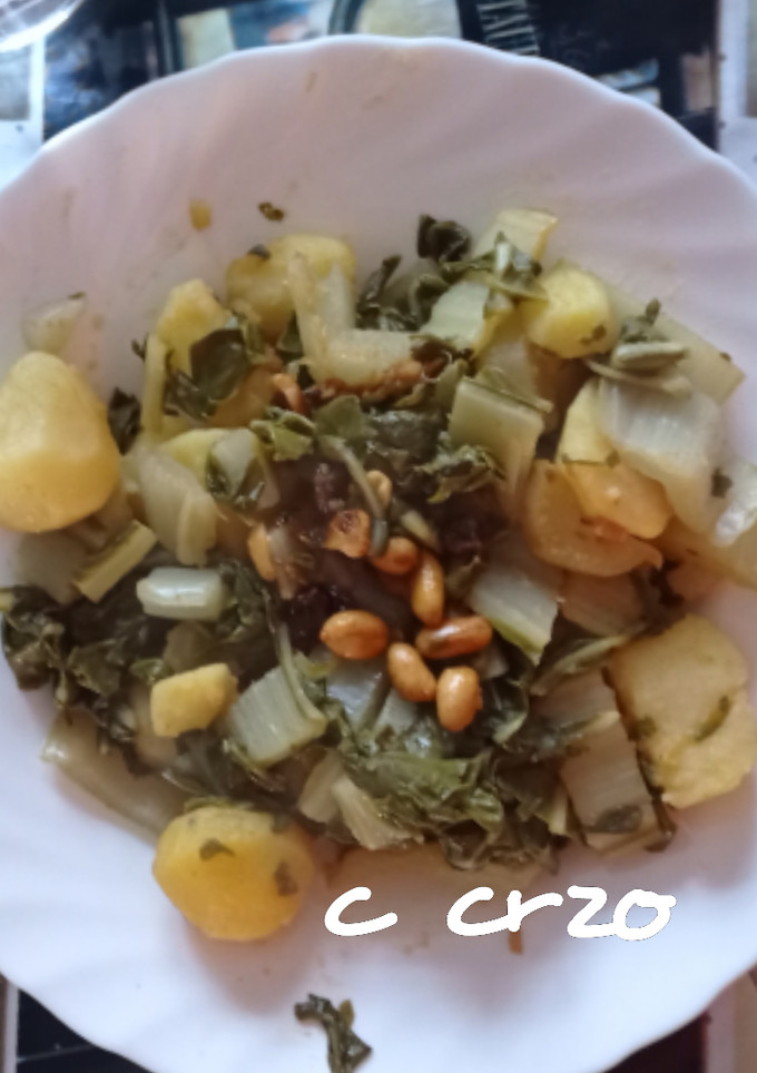 Una foto de Acelgas con cacahuetes y pasas
