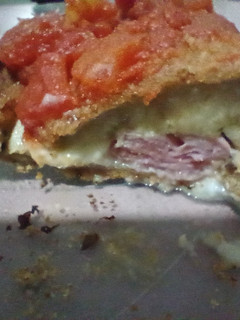 Una foto de Milanesa de berenjena rellena