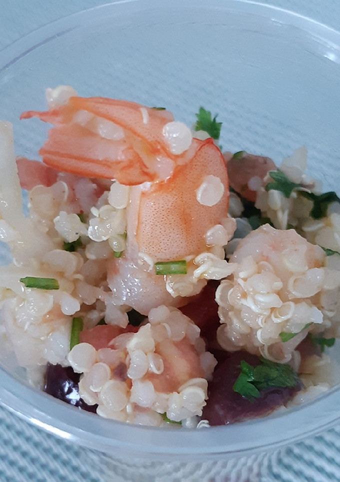 Una foto de Ensalada de quinoa con camarones🦐