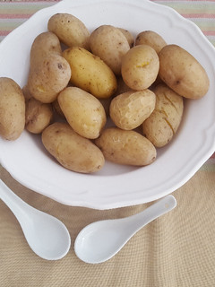 Una foto de Mojo picón rico y picantito con papas arrugadas de la brigada es