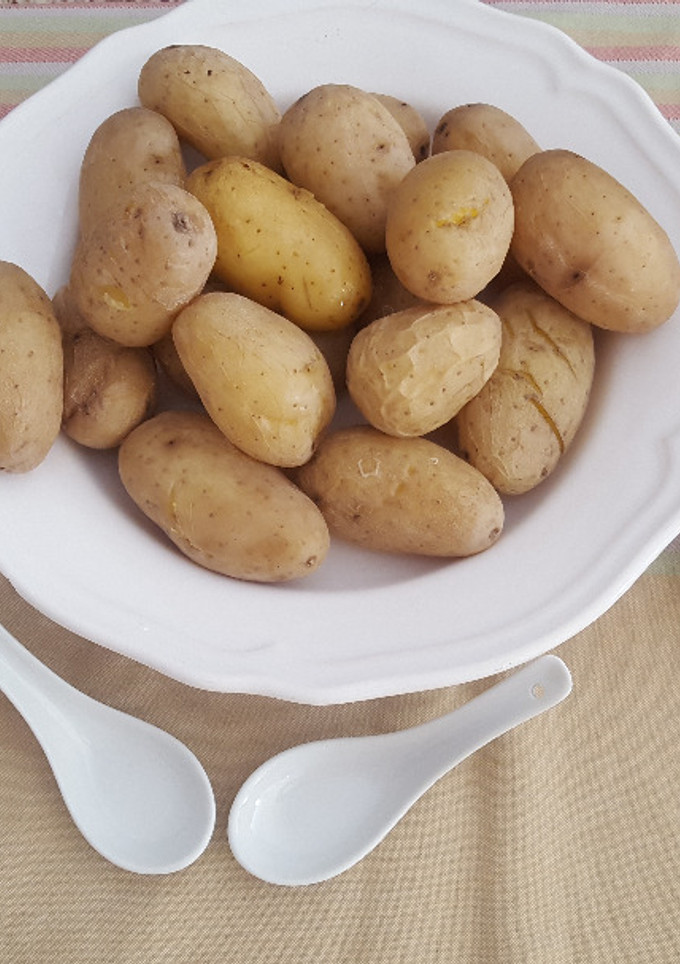 Una foto de Mojo picón rico y picantito con papas arrugadas de la brigada es