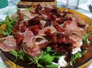 Una foto de ensalada burrata