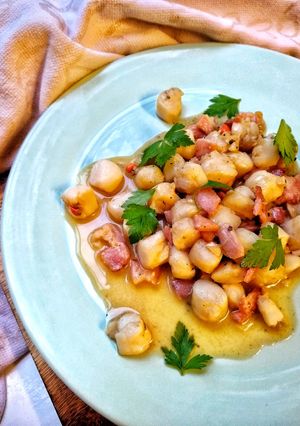 A picture of Manx Queenies & Smoked Bacon In A Garlic Butter Sauce.