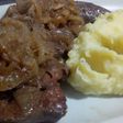 Bife de hígado encebollado con guarnición de puré de papas