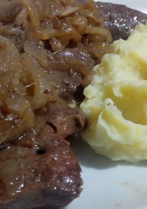 Una foto de Bife de hígado encebollado con guarnición de puré de papas
