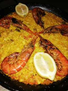 Una foto de Paella de marisco