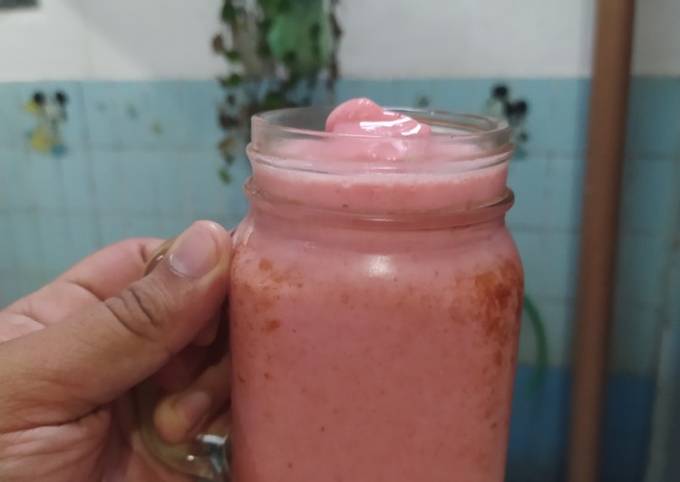 Langkah Mudah untuk Menyiapkan Strawberry Yoghurtshake Anti Gagal