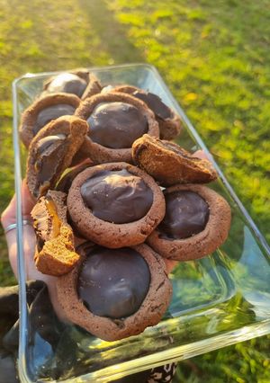Una foto de Galletitas de Chocolate rellenas de dulce de leche🍫