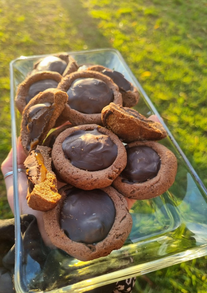 Una foto de Galletitas de Chocolate rellenas de dulce de leche🍫