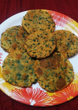 बथुआ की पूरी (bathua ki poori recipe in Hindi) रेसिपी मुख्य फोटो