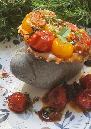 Une photo de 🍒Tomates 🍅 cerises 🍃🫒aperitif 🌿estival 🐝