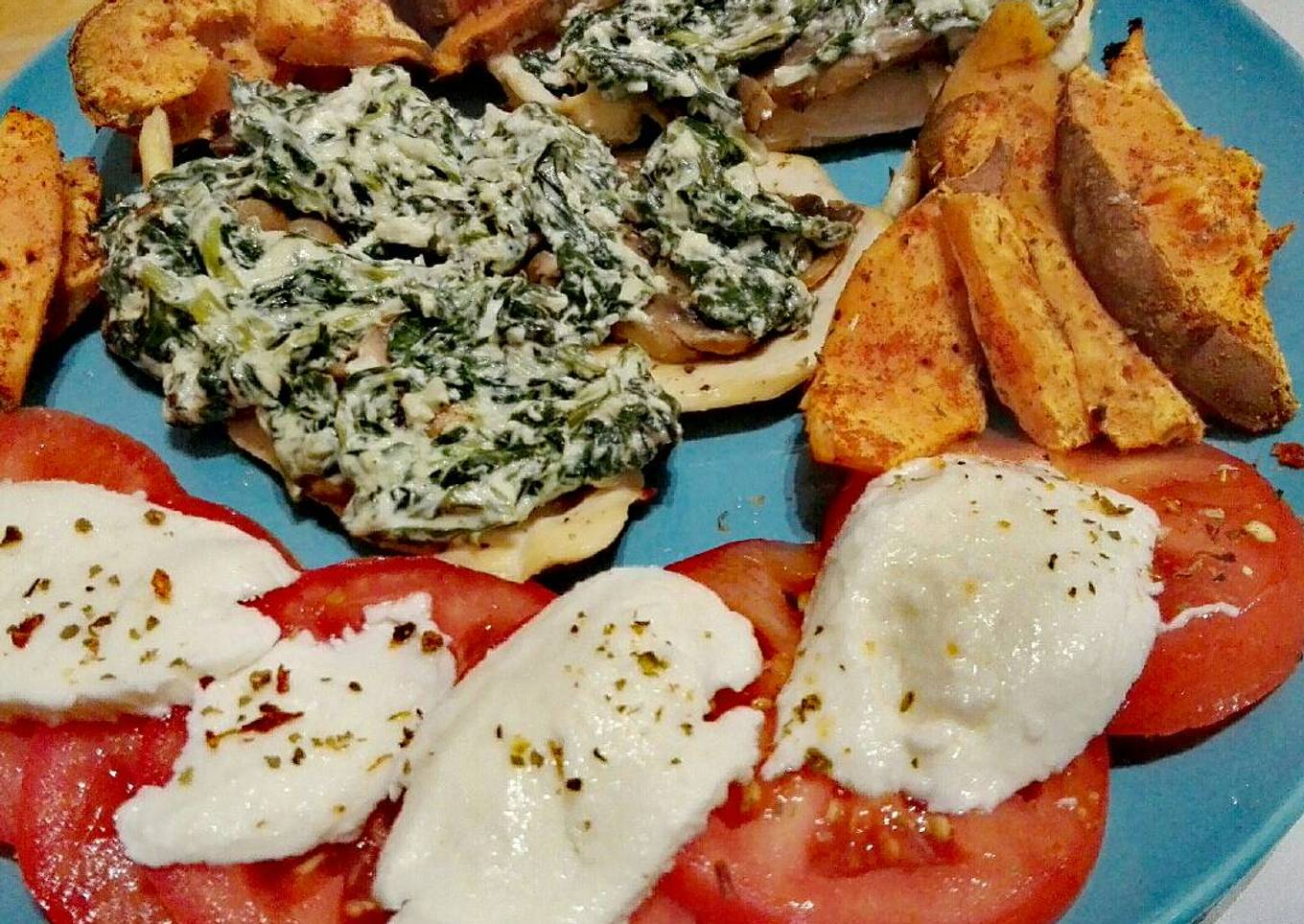 Pechuga de pollo con champiñones y salsa de queso y espinacas