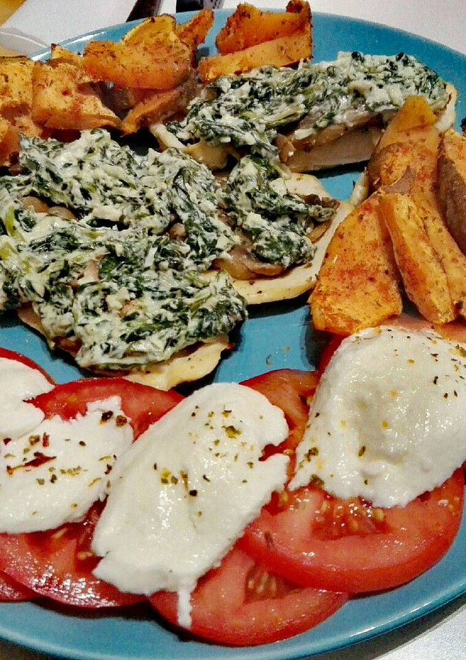 Una foto de Pechuga de pollo con champiñones y salsa de queso y espinacas