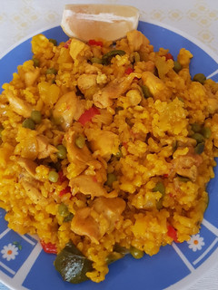 Una foto de Arroz integral con verduras y pollo