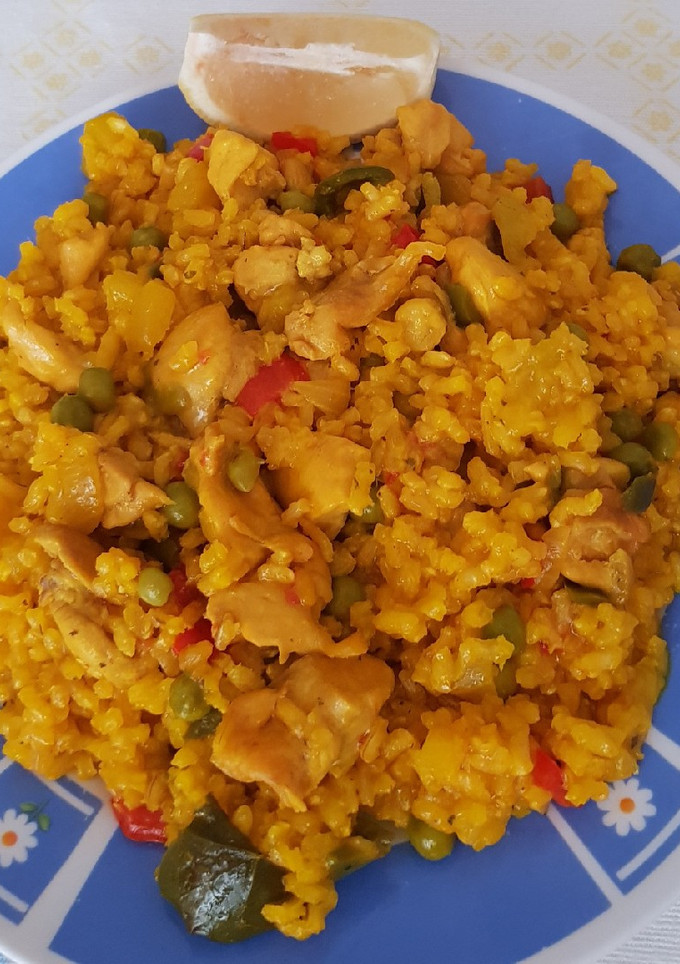 Una foto de Arroz integral con verduras y pollo